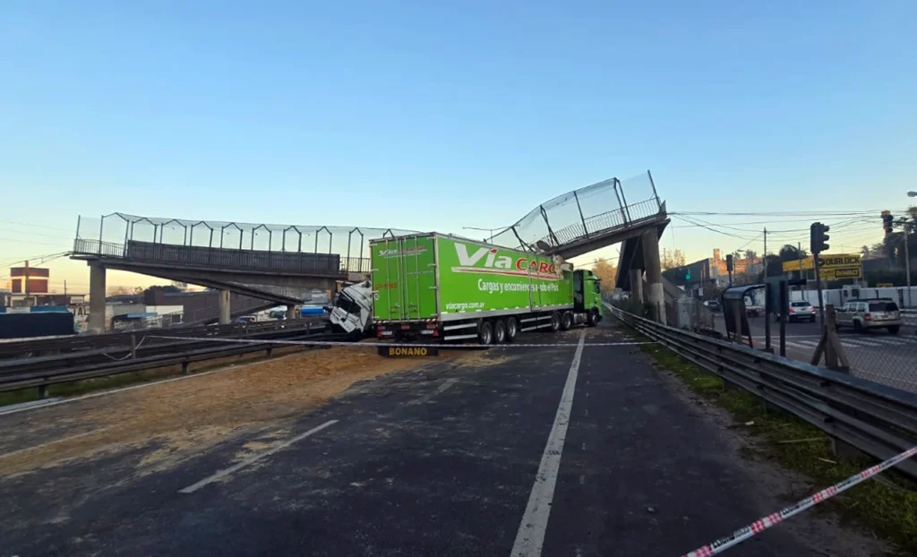 El incidente ocurrió esta madrugada sobre el kilómetro 51.500 del Ramal Campana. El rodado de gran porte trasladaba arena y conducido por un hombre de 49 años. Si bien es todo materia de pericias, la hipótesis más firme es que el conductor se pudo haber quedado dormido. No se descarta, de todos modos, alguna falla mecánica.