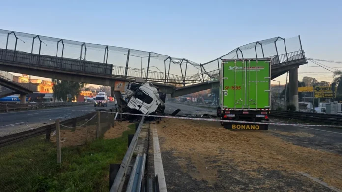 Puente derribado por camión en la Panamericana