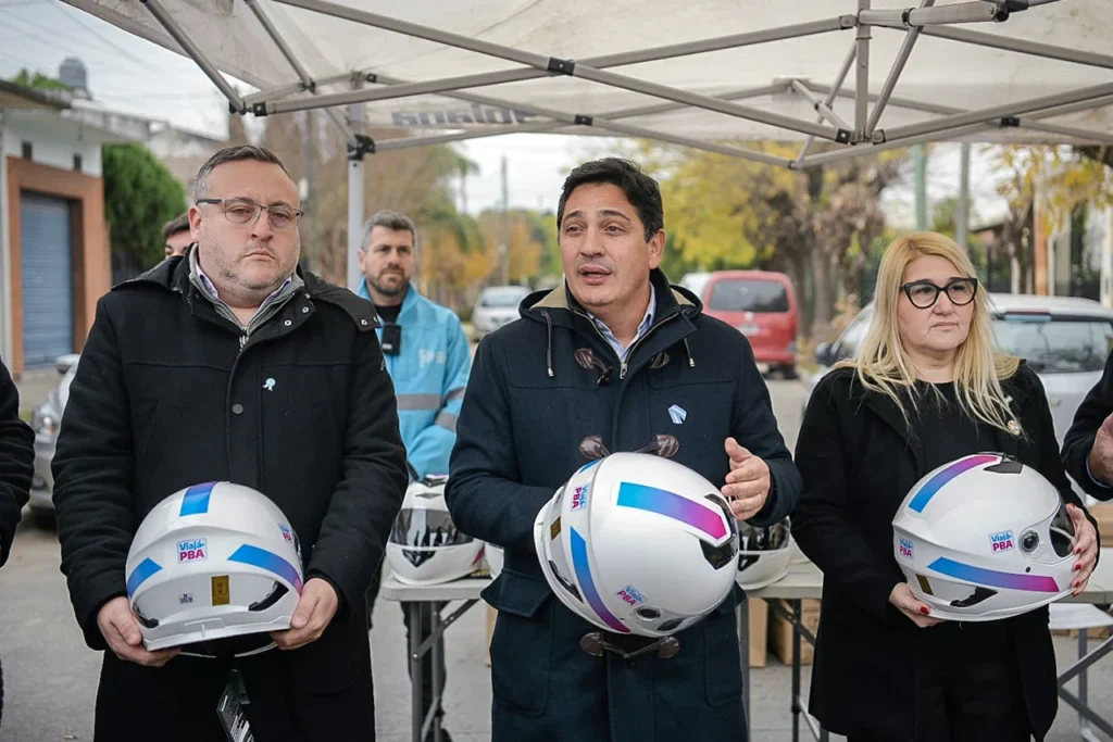 Entrega de cascos y pases libres en José C. Paz