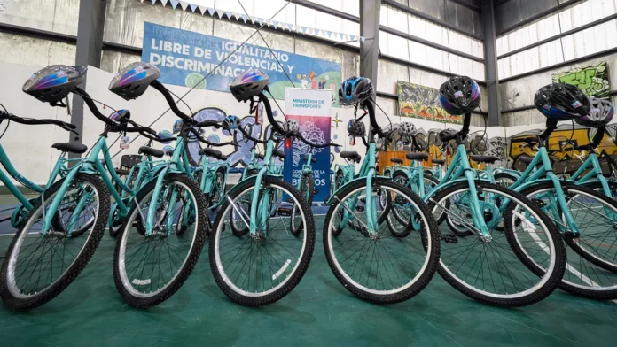 Entrega de cascos y bicicletas en Moreno