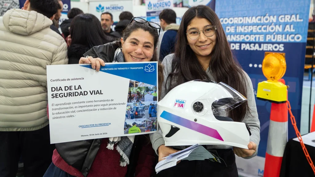 Entrega de cascos y bicicletas en Moreno