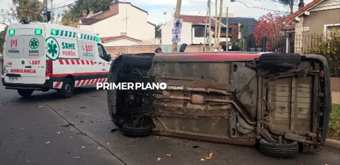 Choque y vuelco en Castelar norte