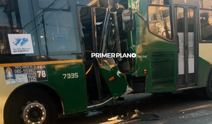 Choque de colectivos en San Martín