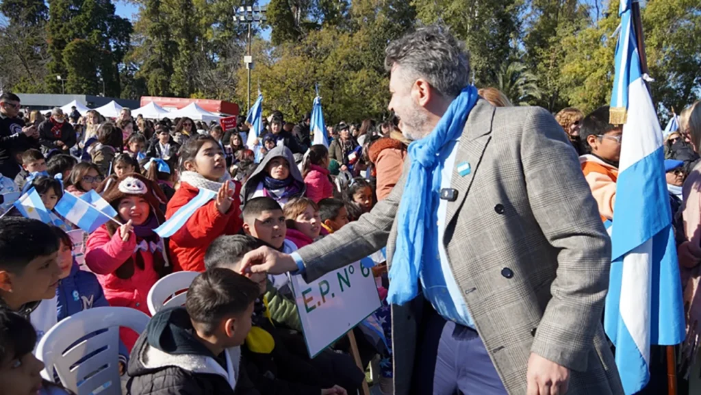 Promesa de lealtad a la bandera en Merlo 2026