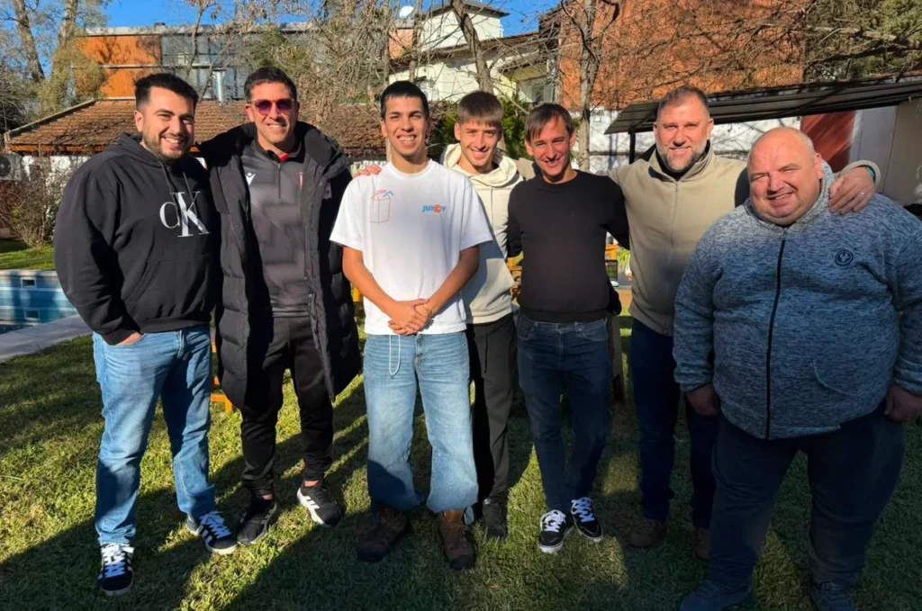 Milo J con jugadores de Morón y Otta