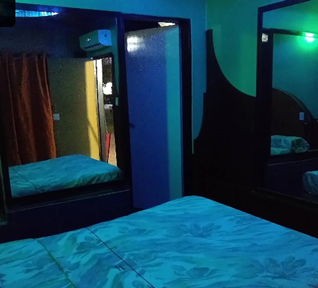 Robaron un auto y se fueron a un hotel alojamiento