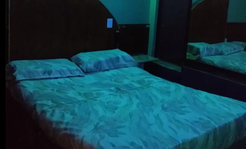 Robaron un auto y se fueron a un hotel alojamiento