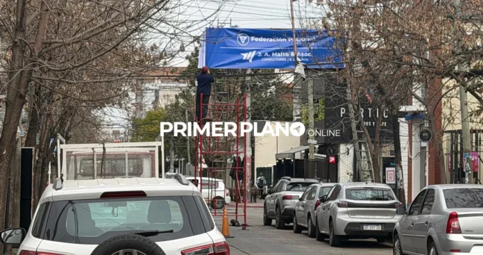 Atropello de una empresa para colocar un cartel en Castelar