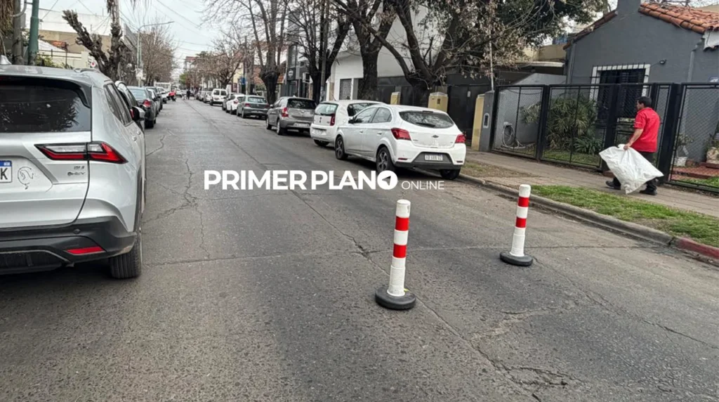Atropello de una empresa para colocar un cartel en Castelar