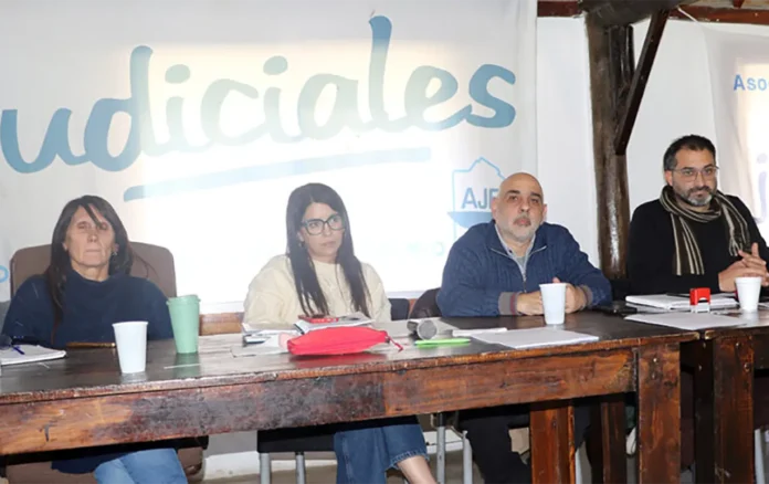 Judiciales aceptaron aumento salarial