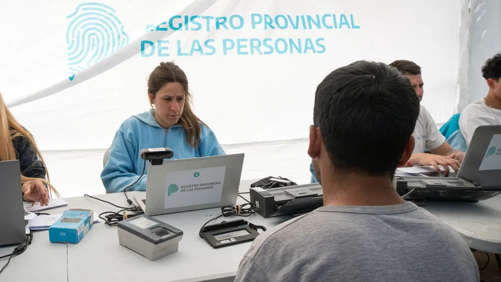 Operativo de documentación en Moreno