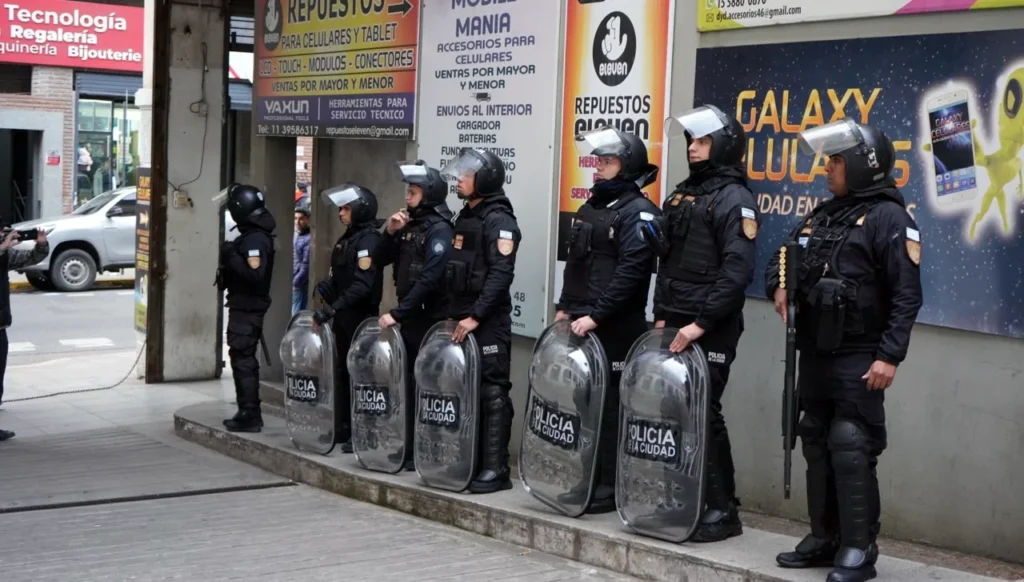 Clausuran locales de celulares en Once