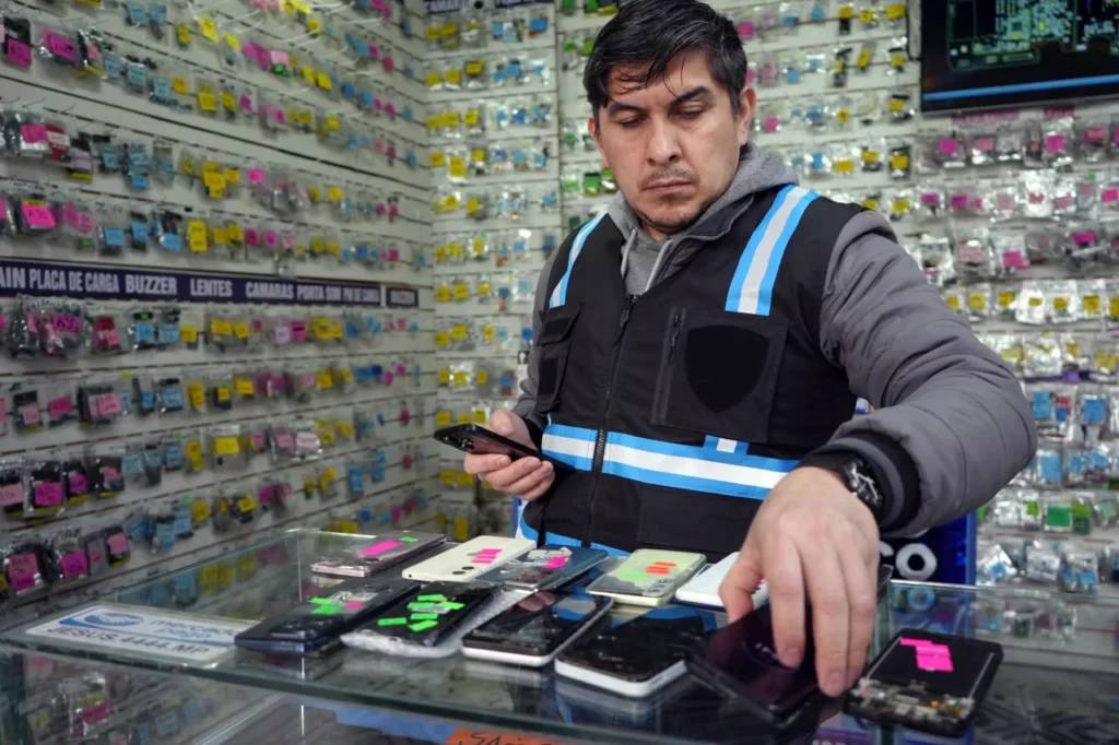 Clausuran locales de celulares en Once