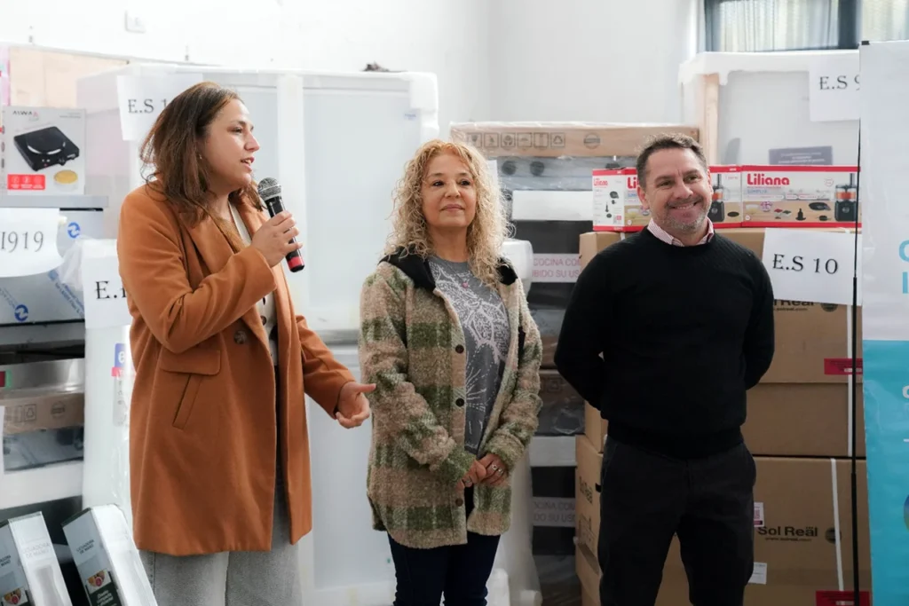 Entrega de equipamiento a escuelas de Ituzaingó