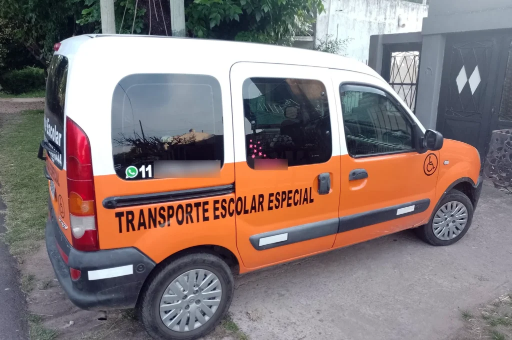 Transporte a niña con discapacidad