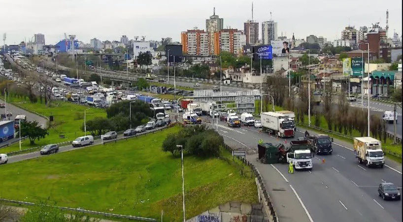 Volcó camión en Acceso Oeste