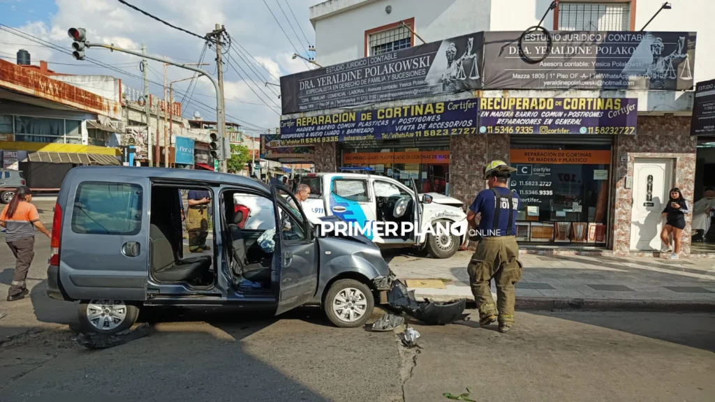 Choque camioneta y patrullero