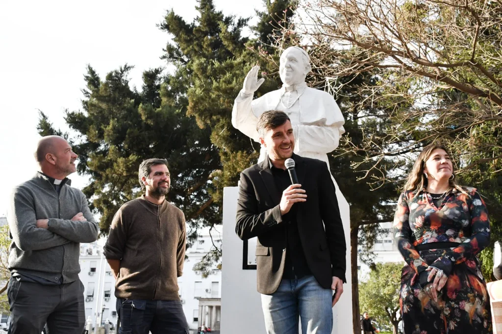 Escultura de Francisco en Morón